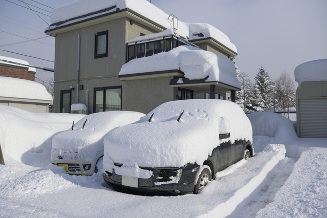 雪害で外壁が損傷したら？火災保険で外壁を修理する条件と手順を解説